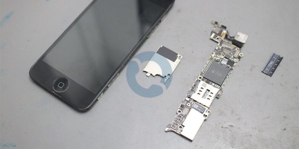 Reparação de um iPhone 5 - chip controlo de carga